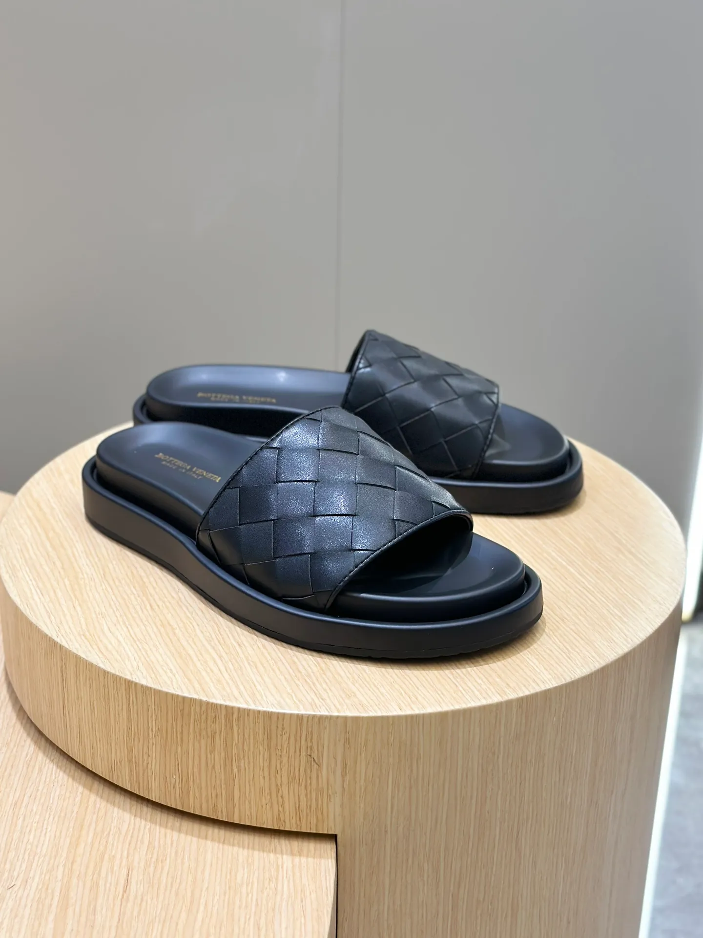 Factory price: 360💰BV hand-woven men's slippers and sandals - suitable for walking. It still emphasizes minimalism and practical wearability, but is full of vivid artistry. Super classic, luxurious and comfortable, imported cowhide + cowhide lining + lightweight outsole Size: 39-44 (customized at 38.45)